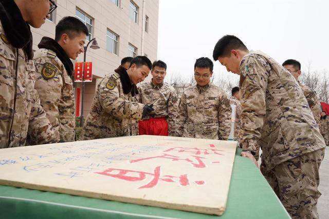 武警北京总队执勤第十四支队春节欢乐游园会 春节期间，武警支队的趣味游园活动