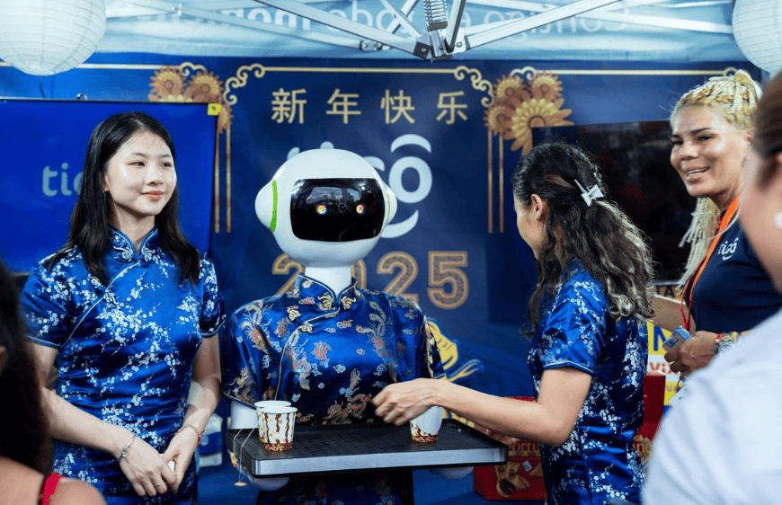 蛇年春节：AI敲开大众生活之门 AI热潮：2025春节的新景象