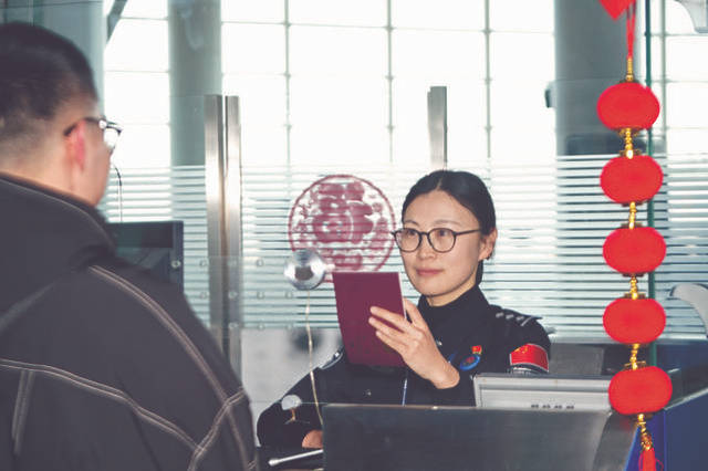 南通边检站的春节坚守：服务出入境旅客，春节期间南通边检站：高效应对客流高峰
