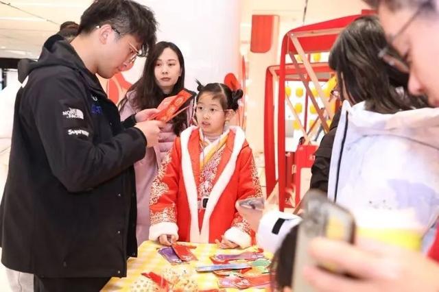 徐汇华泾镇：诗词宣讲进商场，元宵氛围超浓，华泾天街中庭盛事：诗词宣讲与趣味互动共庆元宵