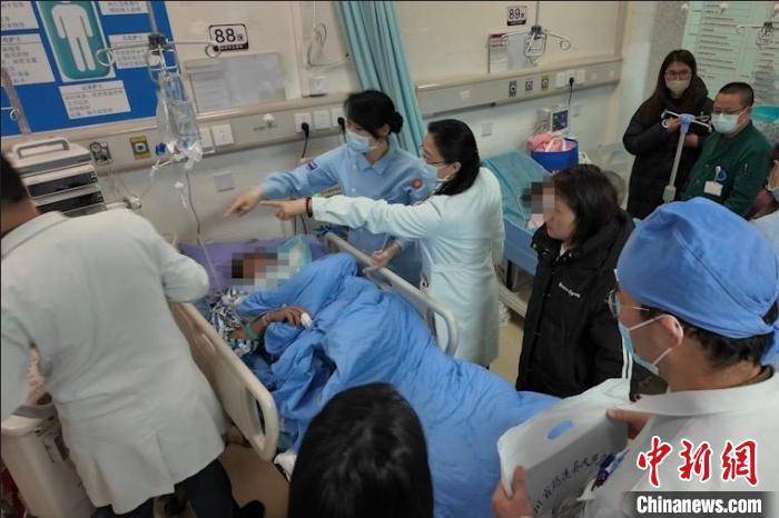 四川筠连山体滑坡灾害伤员转运：华西医院接力救治，华西医院接收筠连山体滑坡伤员：一重伤一轻伤的救治之路