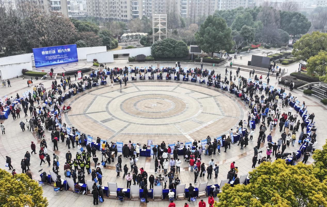 当涂太白公园广场招聘会：求职者与企业的对接会，当涂县“春风行动”招聘会：求职者的盛宴