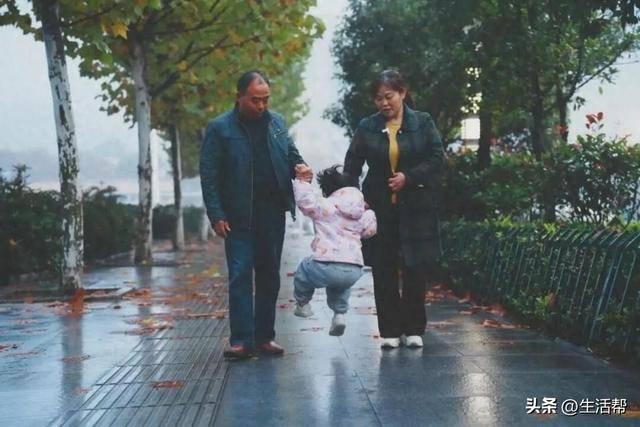 湖北十堰：育儿嫂夫妇与奶娃的春节时光及背后的艰辛，湖北十堰育儿嫂：抚养奶娃面临诸多难题