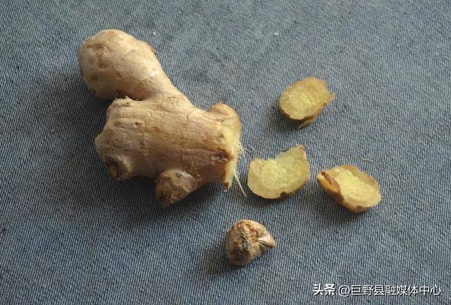 54岁阿姨吃姜吃出胃溃疡：养生需谨慎，生姜养生背后的真相：适量才是关键