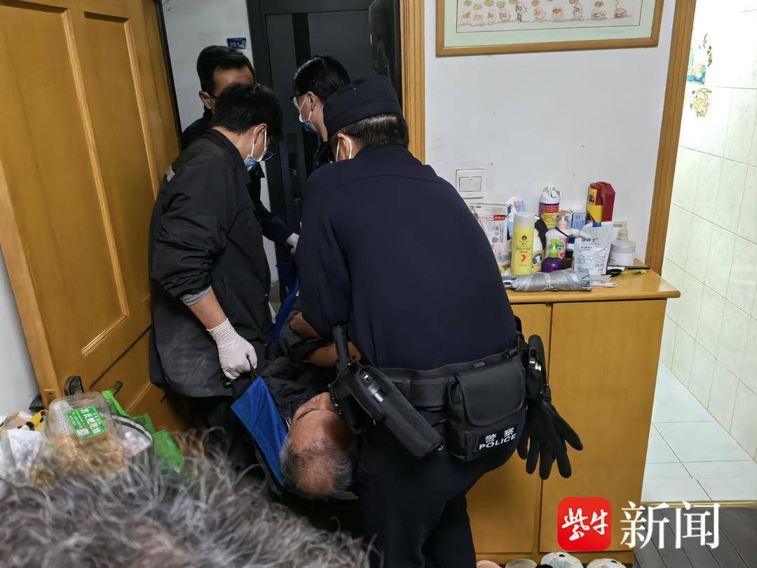 南京民警出手相助：200斤昏迷患者的下楼之路，紧急时刻：南京民警援手昏迷患者，与医护共筑生命通道