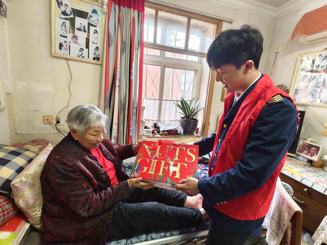 传承雷锋精神：青岛公控企业管理有限公司的社区关怀之旅 青岛公控企业学雷锋：共建活动温暖社区