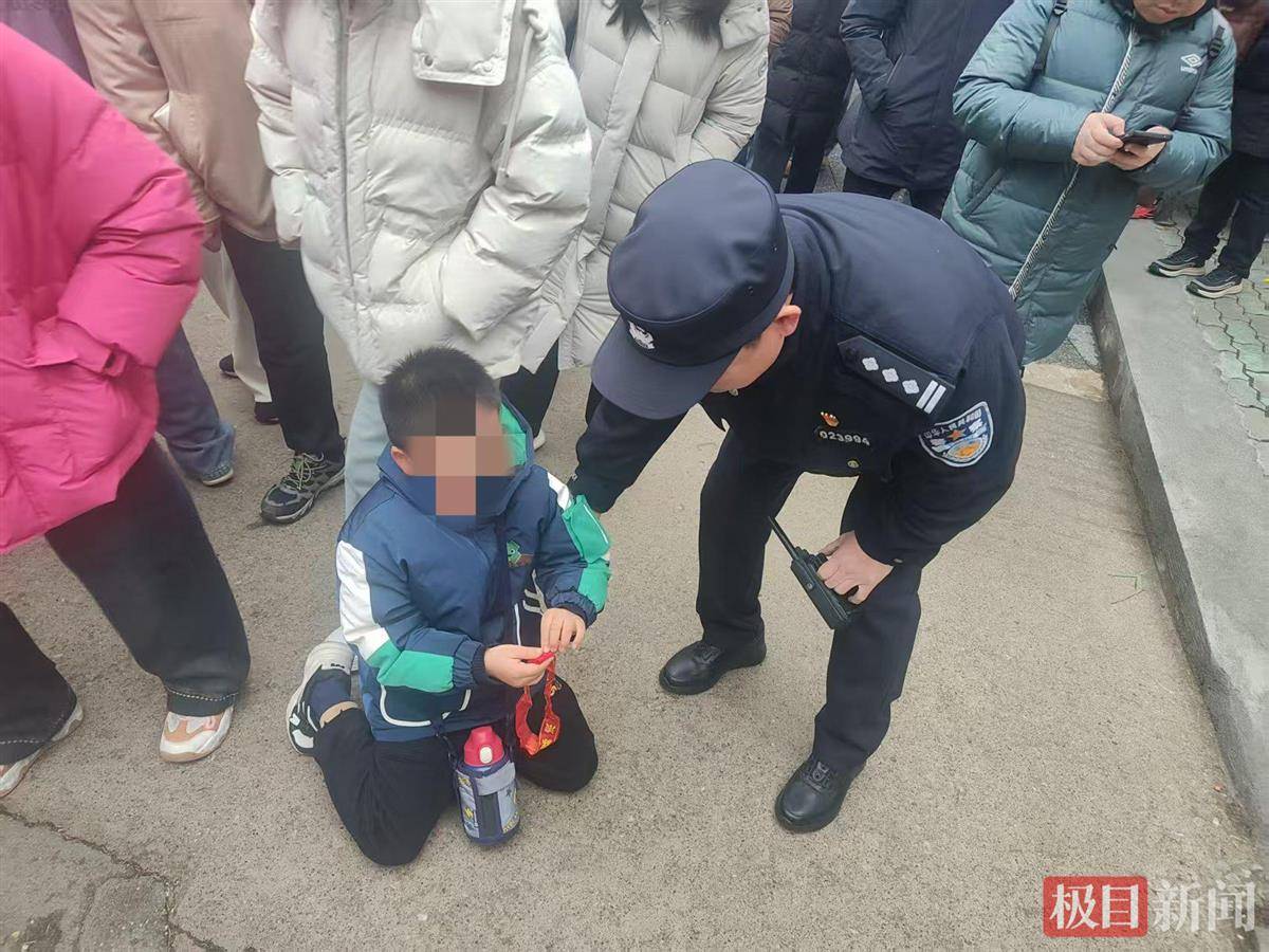 武汉古德寺：民警助力走失儿童与家人团聚，民警在古德寺：让走失孩子重回家人怀抱
