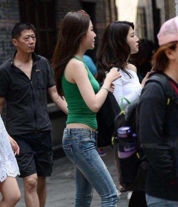 惊艳街拍：气质文雅美女的时尚着装，街拍时尚美女：白色休闲装演绎清新温柔范