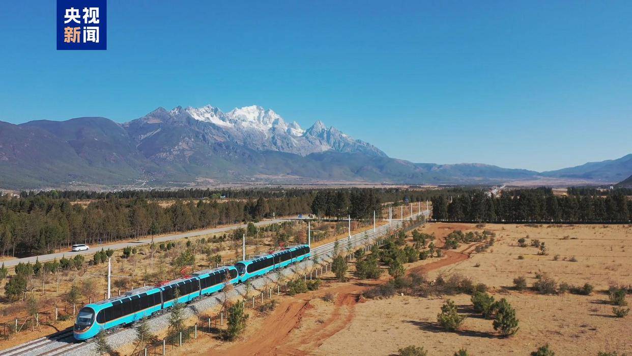 丽江：全景观光列车开通，玉龙雪山之旅新体验