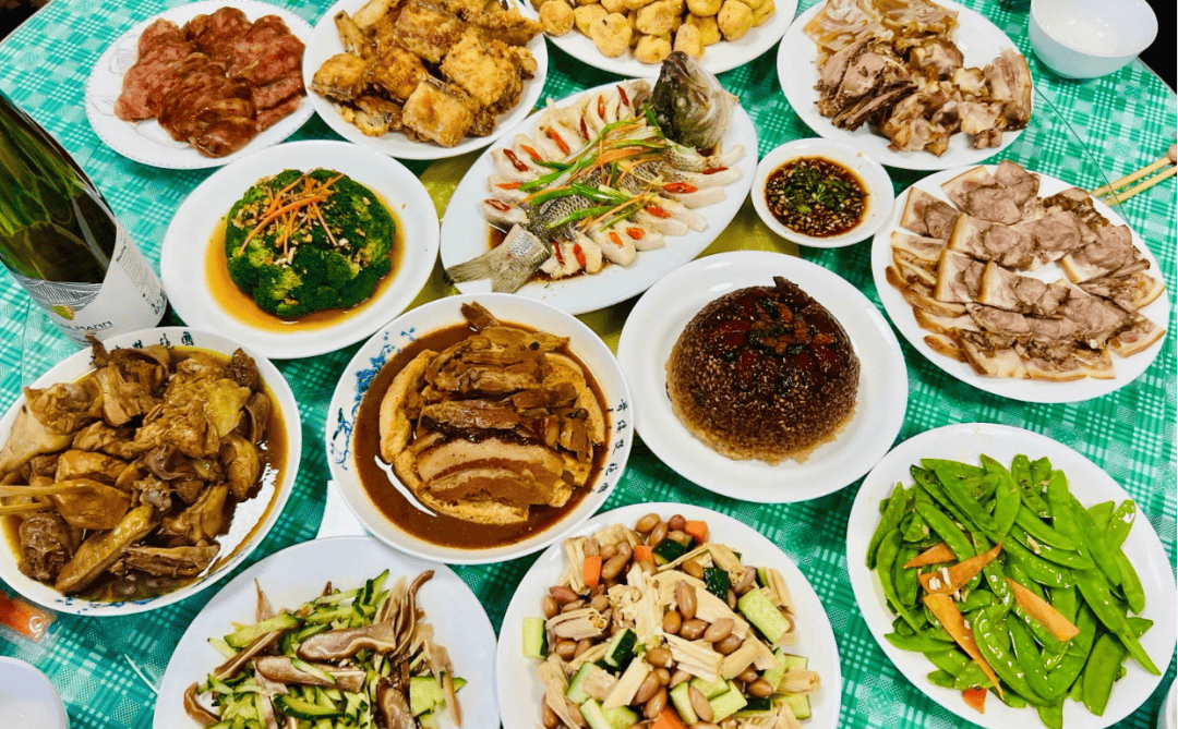 春节：告别“做一顿吃三天”的团圆宴，团圆宴价值在分享，而非剩菜堆积
