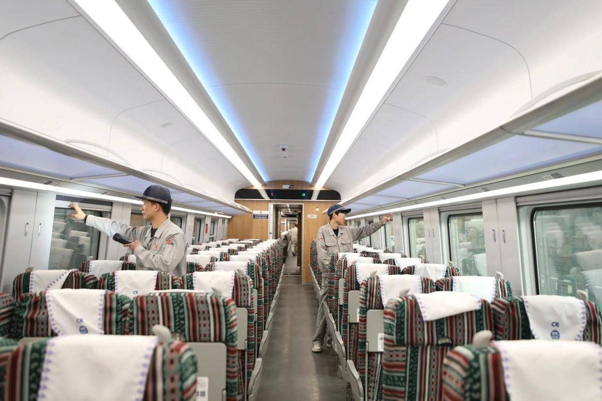 冰雪游热度下，复兴号“绿巨人”如何抗冻？ 复兴号“绿巨人”：冰雪之旅中的温暖座驾