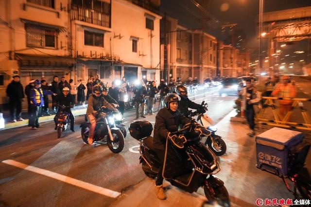 复兴东路隧道新举措：夜间开放电动自行车通行 复兴东路隧道：每晚23时至次日5时电动自行车的新通路