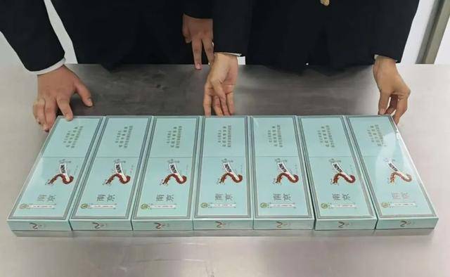 打洛海关旅检：查获旅客违规藏匿进境香烟