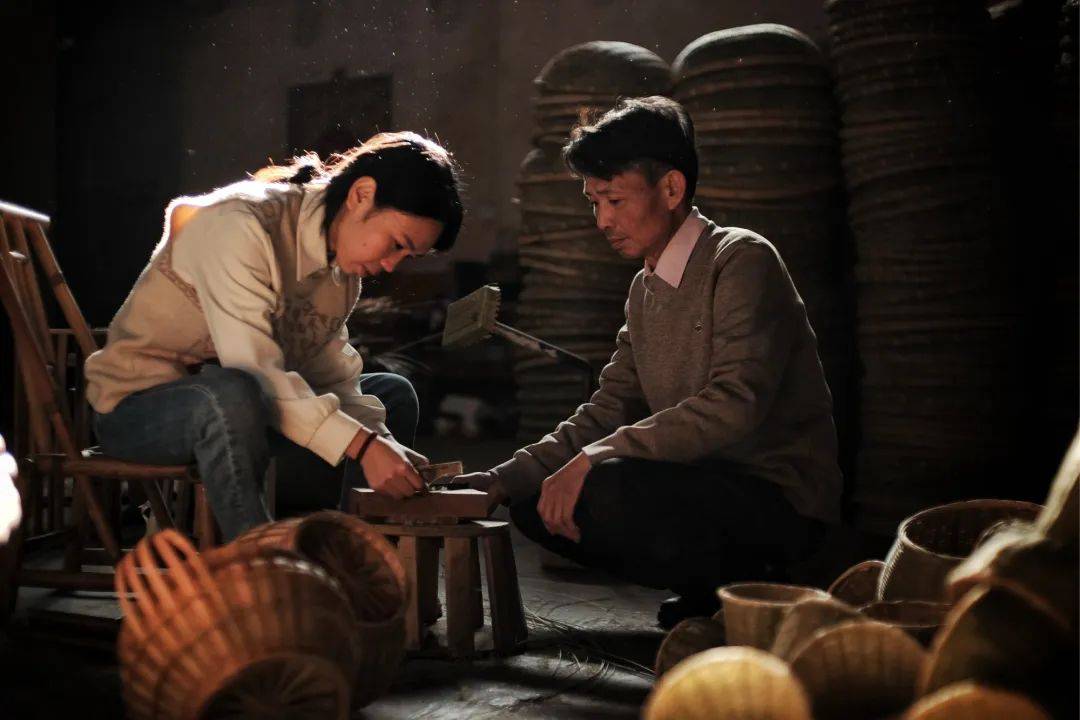 返乡传承竹编技艺，90后女孩的致富与传承之路 灵山县90后女孩刘霞冰：竹编技艺的传承与创新