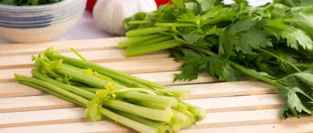 芹菜的养生价值与常见种类及食疗方 芹菜：立春时节的养生佳选