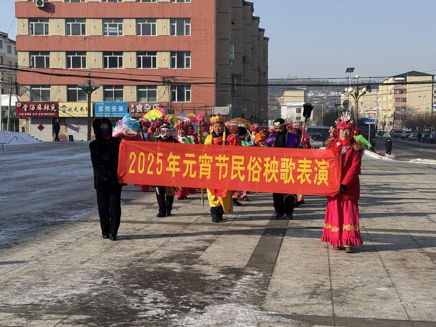 看！白石山镇元宵活动的热闹景象，蛟河白石山镇：传统民俗点亮元宵佳节