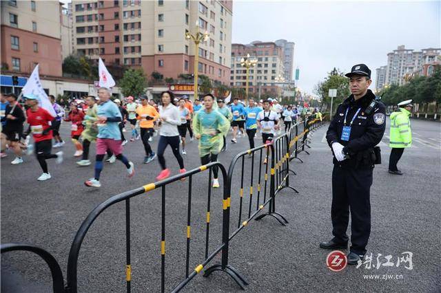 罗平花海马拉松圆满结束，公安温情守护，云南罗平花海马拉松：一场有公安护航的盛会