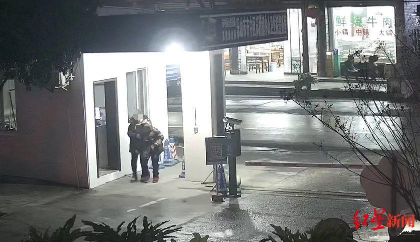 女子送受伤老人就医，原是肇事者？