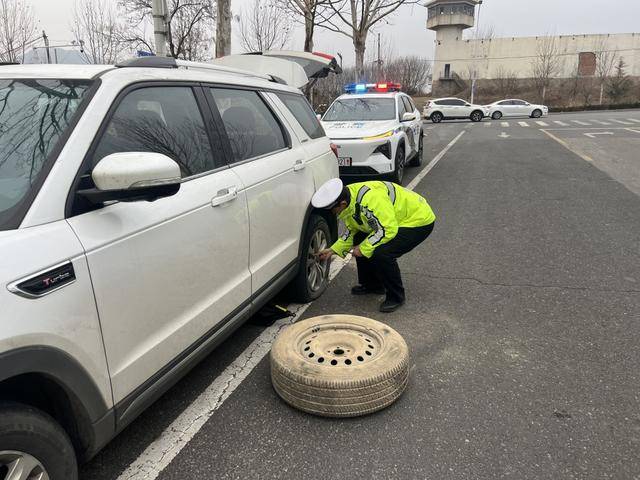 大年初五：青岛交警救助爆胎越野车 黄岛道路上的紧急救援：青岛交警换胎记
