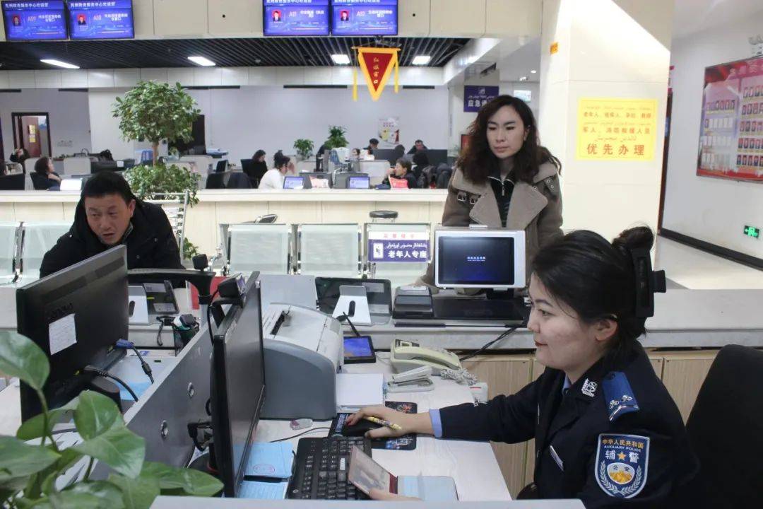 阿图什公安政务服务的便民变革：一窗通办，阿图什公安局：一窗通办，群众办事新体验