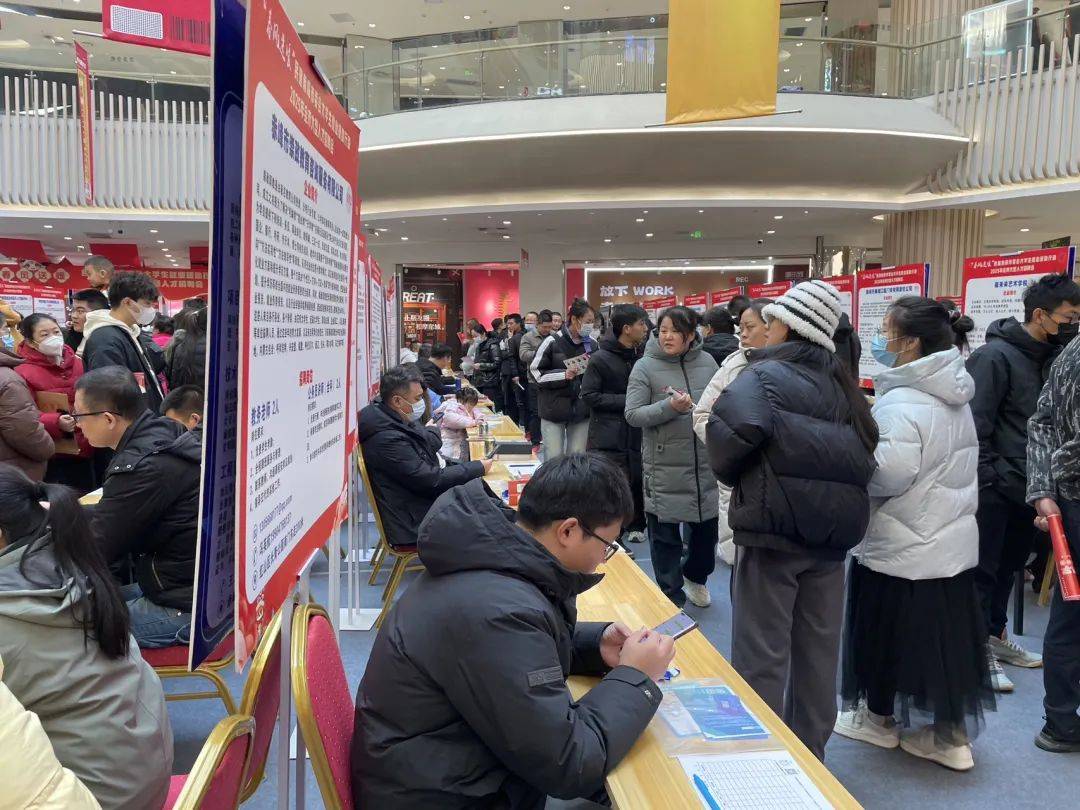 赤峰“春风送暖”招聘会：助企惠民的就业盛事，赤峰大型人才招聘会：线上线下齐发力促就业