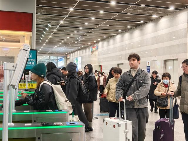 假期将尽，铁路上海站到达客流大幅回升