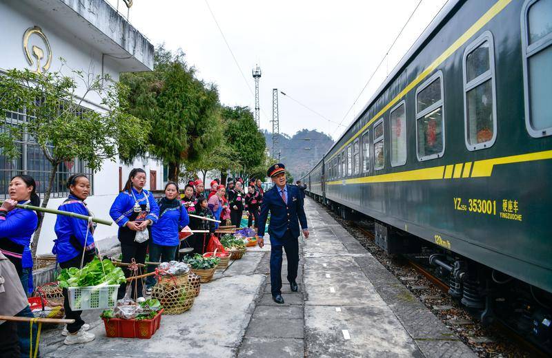 5640/5639次列车：贵州深山里的移动集市，贵州“慢火车”：逢站必停的民族地区风景线