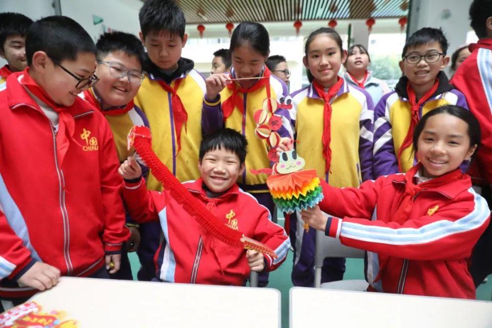 桂林小学开学：传统与流行共舞的新学期开端，桂林小学开学：非遗传承与电影文化的奇妙碰撞