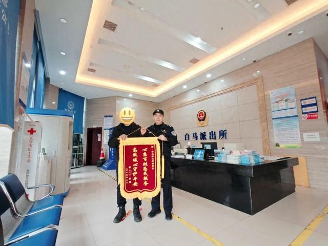 粗心市民丢储物箱，民警7小时寻回