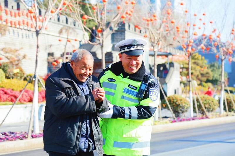 返岗复工潮来临，济宁交警的安全守护，济宁交警：保障返岗复工者的出行安全