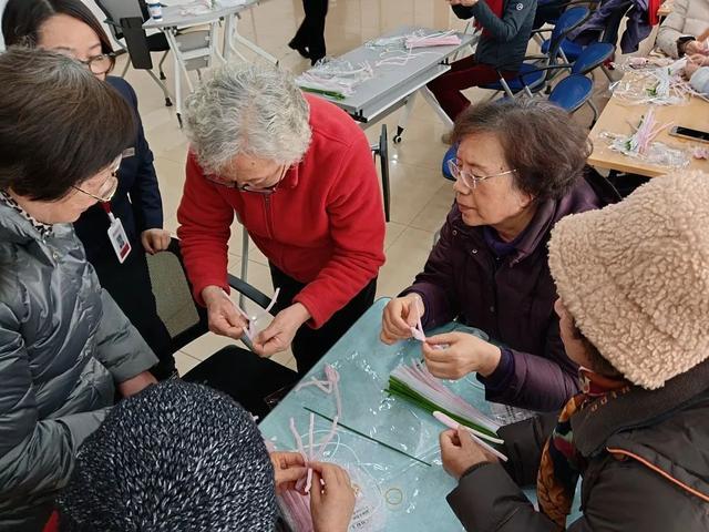 走进社区手工活动：扭扭棒郁金香诞生记，居民在手工达人指导下制作扭扭棒郁金香