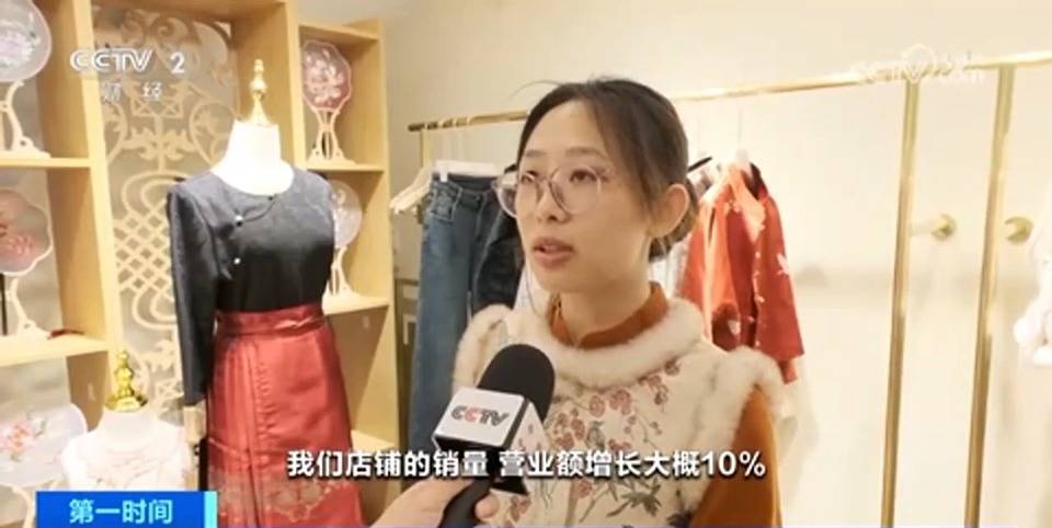外国友人的中国春节之旅：感受浓浓年味，春节期间外国友人在中国：逛吃住行全体验