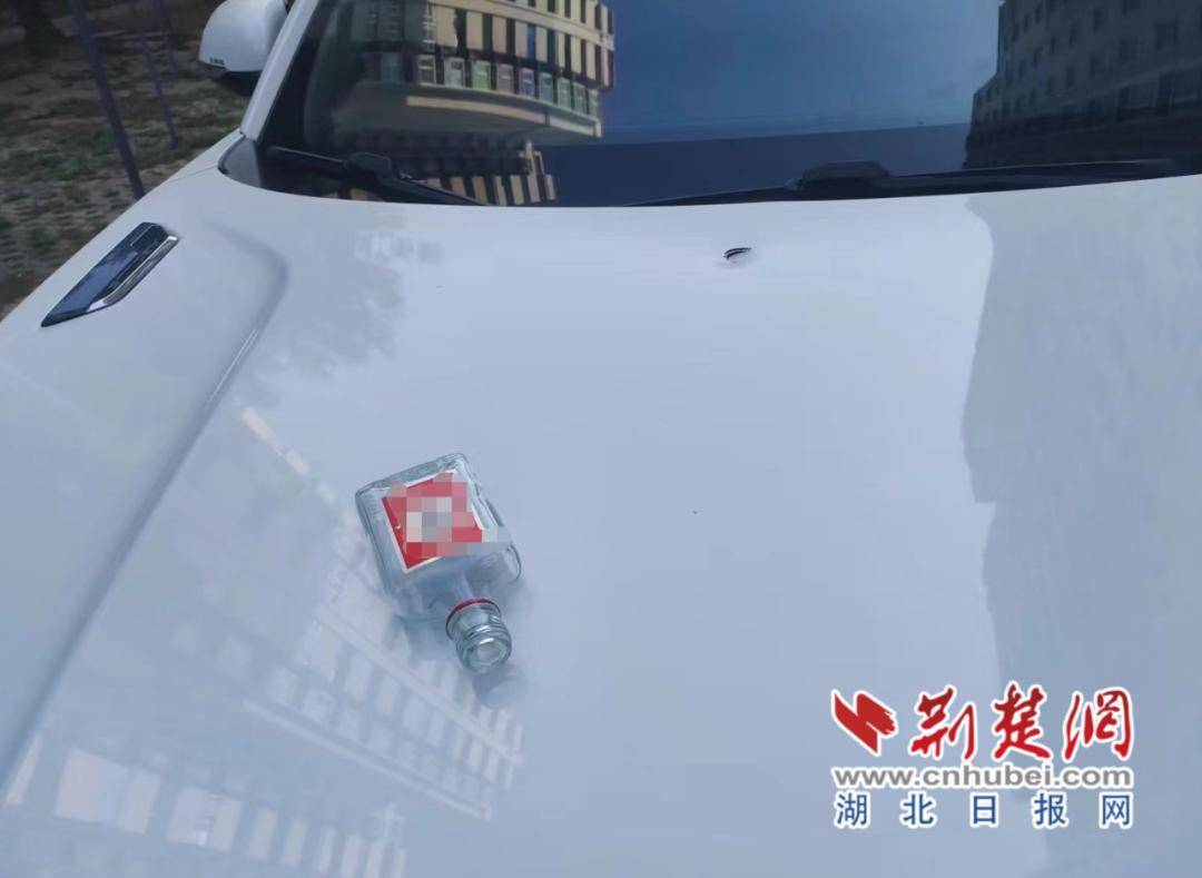 惊！襄阳小区汽车遭高空酒瓶砸穿，抛物者终被揪出，湖北襄阳小区高空抛物：汽车被砸，抛物者落网