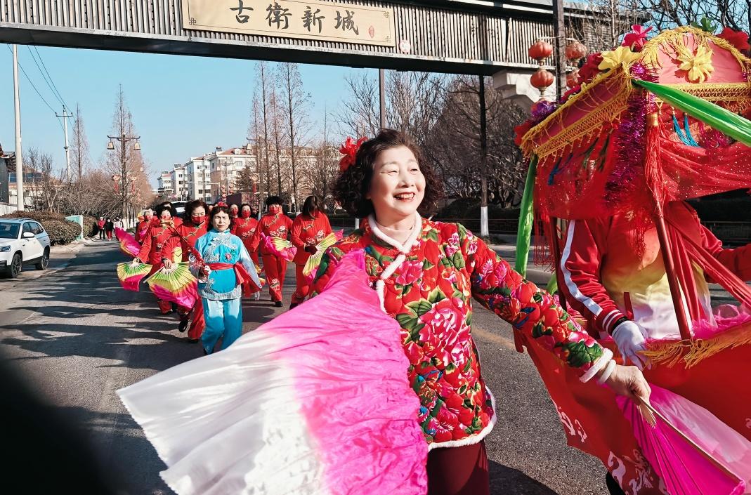 泊里镇新春表演：传统与现代交融的文化盛宴，青岛西海岸新区：元宵民俗活动大赏