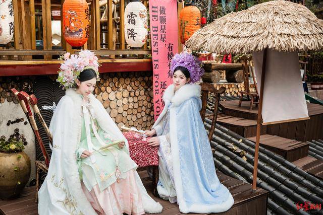 成都洛带古镇簪花热：春节期间生意火爆