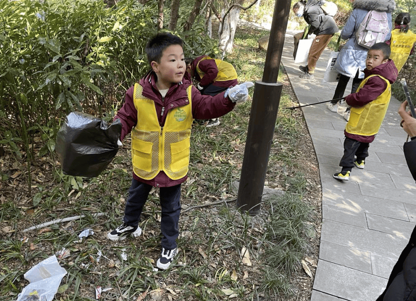 望宸阁山路垃圾清理：观成武林小学孩子的实践课 半山森林公园里的小环保卫士：观成武林小学109中队