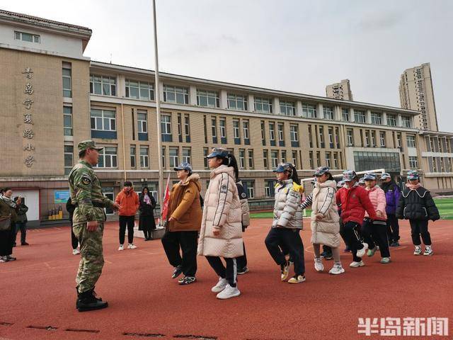 青岛宁夏路小学的国防教育之旅：仟帆少年义工团在行动 “雏鹰砺剑·强国有我”：青岛仟帆少年义工团的国防教育实践