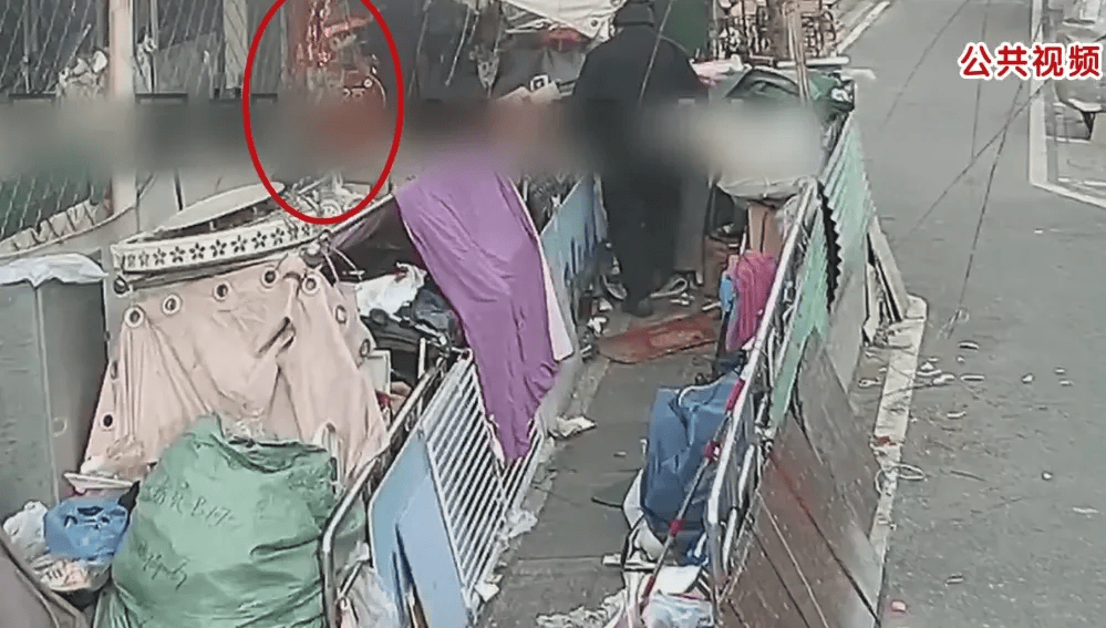 火灾无情：北京某小区82岁老人不幸离世，北京小区火灾：老人囤积杂物阻断生命通道