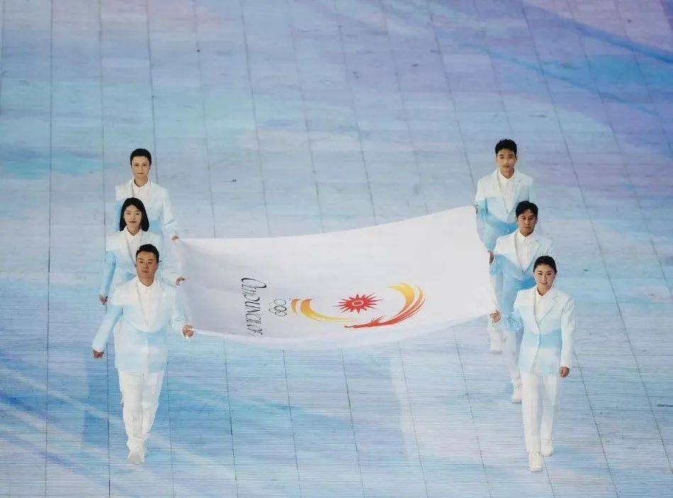 哈尔滨亚冬会：看黑龙江籍奥运冠军护旗，6位黑龙江奥运冠军现身亚冬会护旗仪式