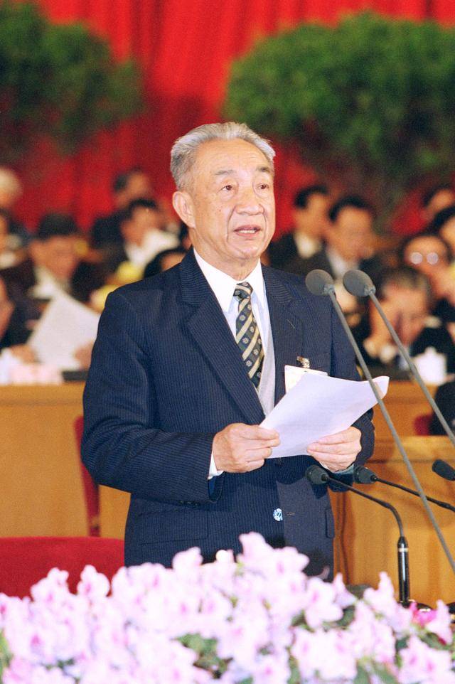 邹家华：多面角色的精彩瞬间回顾，邹家华：不同场景下的身影