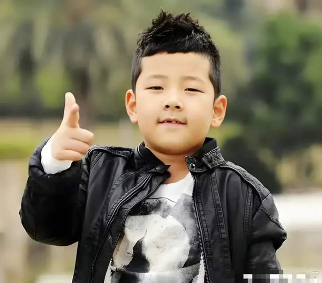 石头18岁生日照引发热议：星二代长大了