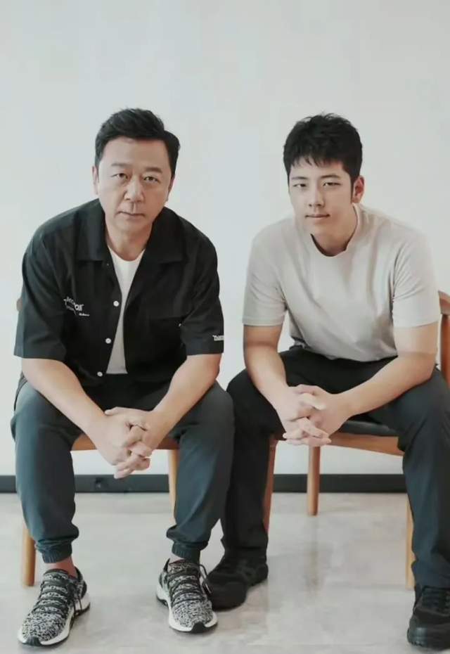 石头18岁生日照引发热议：星二代长大了
