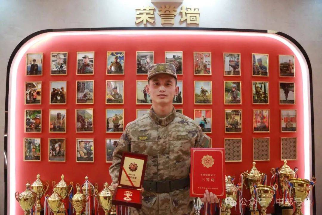 张昀峰入伍四年：从新兵到标兵的奋进之路