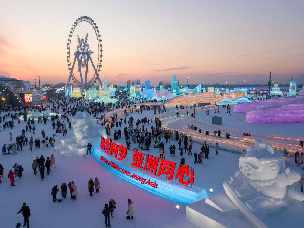 龙江哈尔滨：亚冬会与中国年交融的冰雪画卷