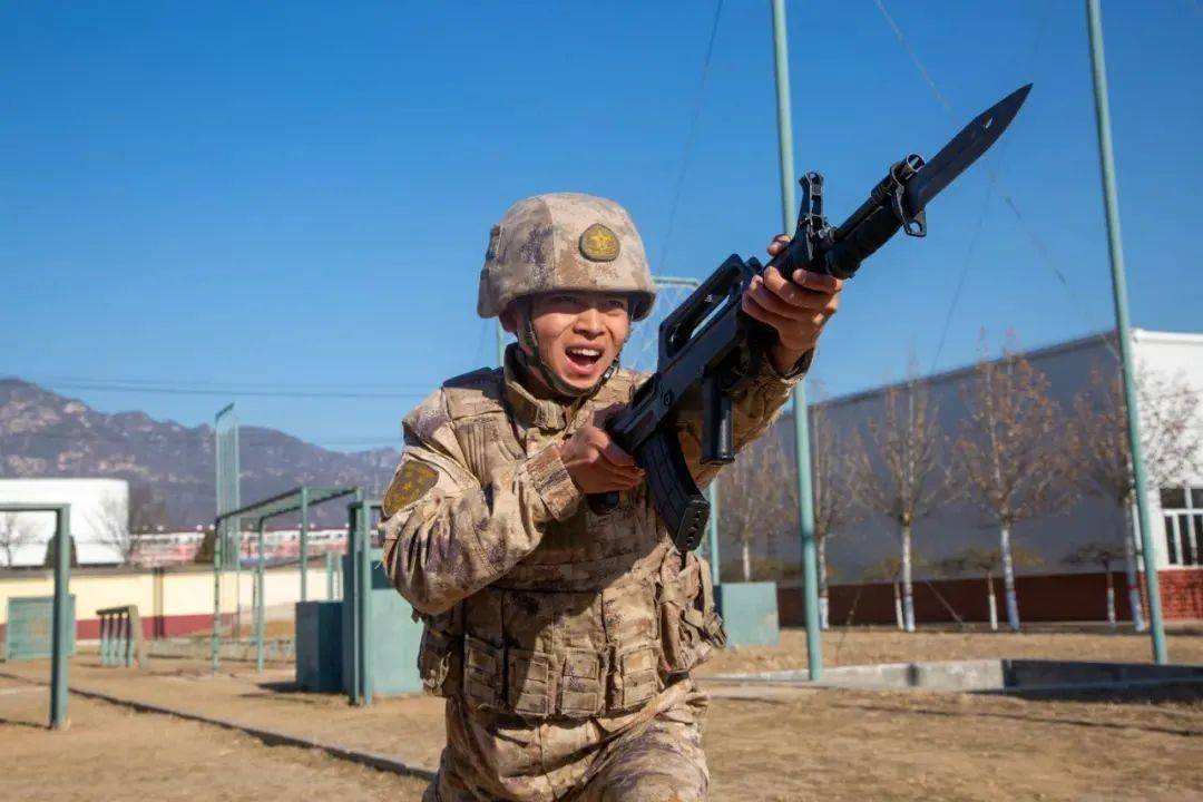 看义务兵提前晋升军士：榜样就在身边
