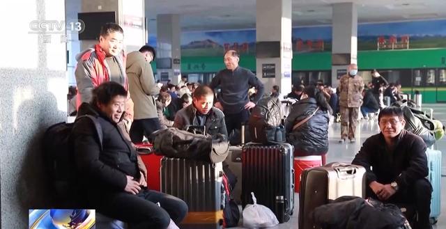 春运中火车站扶梯安全问题：行李携带不当风险大