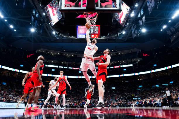 快船败北，祖巴茨出色发挥难挽颓势，NBA常规赛：猛龙胜快船，祖巴茨表现亮眼