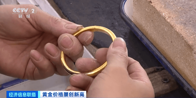 金价飙升下南京的“打金”热：实惠背后的忙碌与等待 “打金”潮起：南京“打金”店的忙碌景象与消费者心声