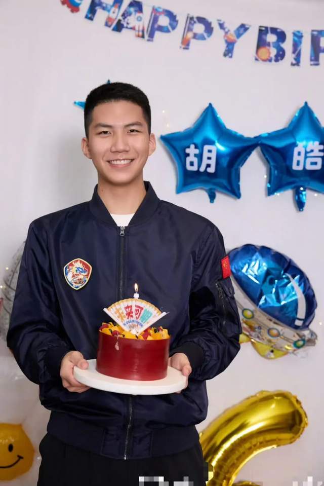 石头18岁生日照引发热议：星二代长大了