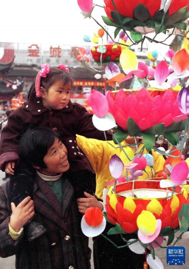 元宵佳节：传统习俗与美好寓意的盛宴，元宵节：赏灯、美食与新年新起点